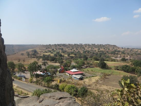 Diesen Blick über das Narmadatal hatte die junge Frau damals und wir heute.