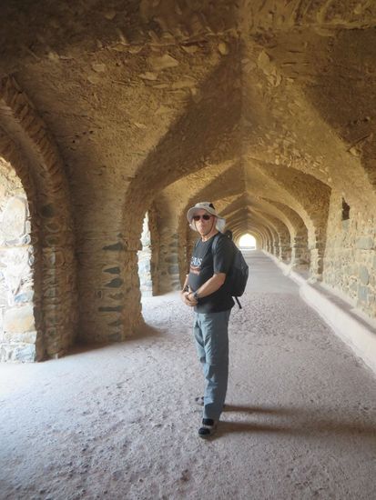 Wir wurden von einem Guide durch die Anlage geführt, es ging durch alte Bogengänge. Die Gebäude wurden um 1400 gebaut.