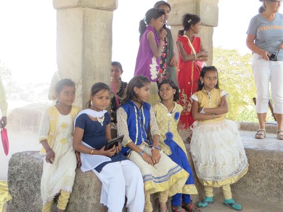 Die hübsch gekleideten Mädchen