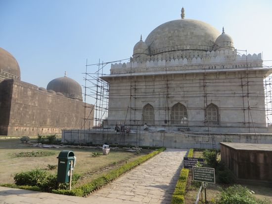 Dann ging es weiter zum Grab des Hoshang Shah aus der Mitte des 15. Jh.