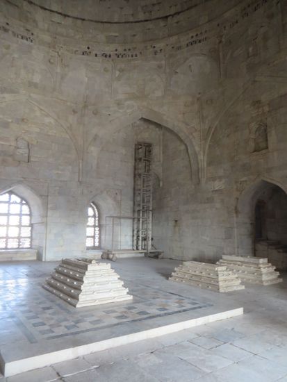 Das Innere mit den oberirdischen Grabstellen