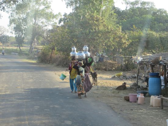 Unterwegs begegnen uns Frauen, die Wasser geholt haben