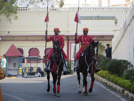 174. Tag, Sonntag, der 11.2.2018 – Udaipur – 
Der Stadt-Palast  war die Residenz des Maharana von Udaipur. Im selben Gebäudekomplex befindet sich das „City Palace Museum“ und der Maharana bewohnt einen Teil des Gebäudes mit seiner Familie. Wir sahen ihn im Auto wegfahren.