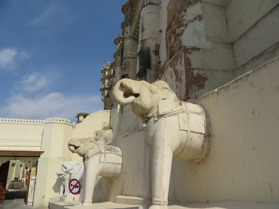 Elefanten an der Außenmauer