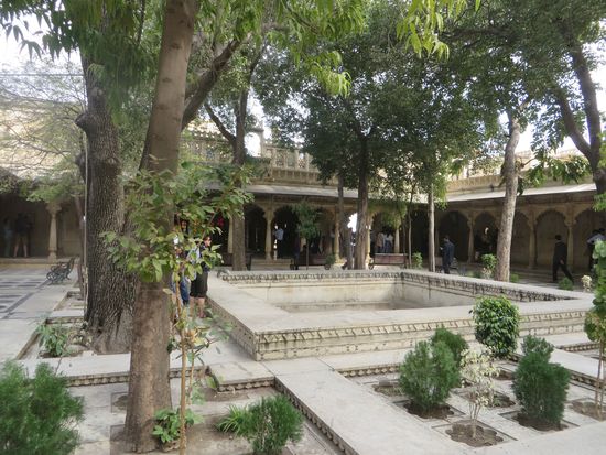 ein schattiger, kühler Innenhof