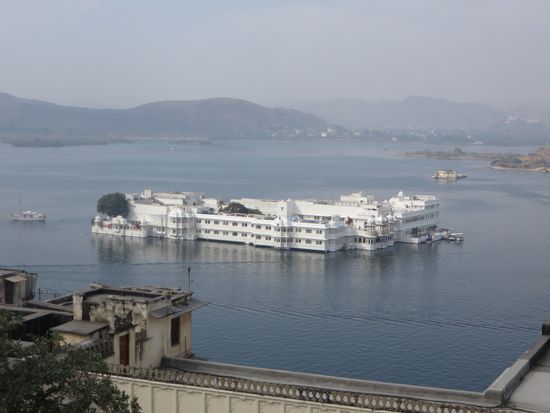 Wieder ein Blick aus dem Fenster auf das Lake Palace Hotel, das auch der Familie des Maharana gehört und um 1750 als Sommerresidenz gebaut wurde. Es ist eine Insel und nur mit einem Boot zu erreichen.