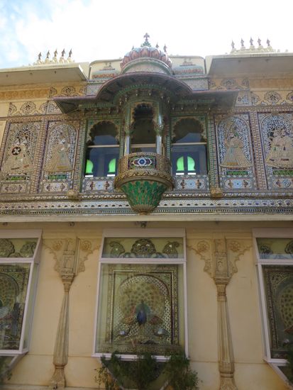 der Pfauenhof, aus dieser Nische beobachtete der Maharana seine Frauen des Harems, die sich hier vergnügten