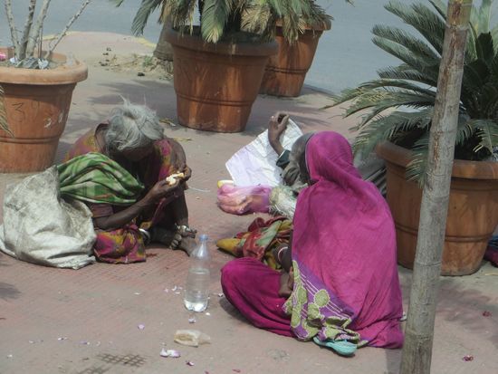 Die alten Frauen betteln