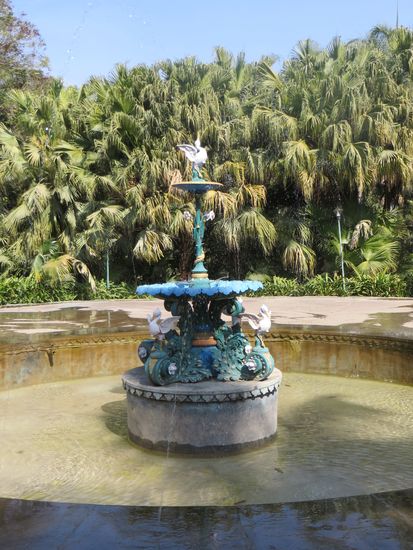Alles blüht und ist grün, Springbrunnen erzeugen Kühlung in der Hitze