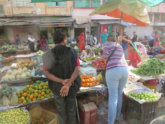 Dann ging’s zum Markt, wo wir Gemüse und Obst kauften.