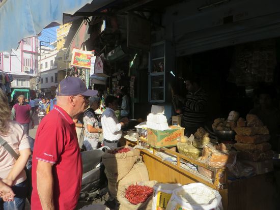 Achim schaut sich nach Leckereien um