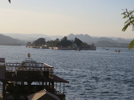 Nach dem Einkauf ging es dann mit dem Bus weiter, denn wir wollten noch eine Bootsfahrt auf dem Pichola See unternehmen.