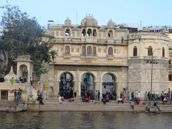 Ein Palast, der direkt am Ufer des Sees liegt