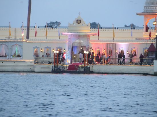 Es dämmert bereits und heimeliges Licht ging von dem Hotel aus