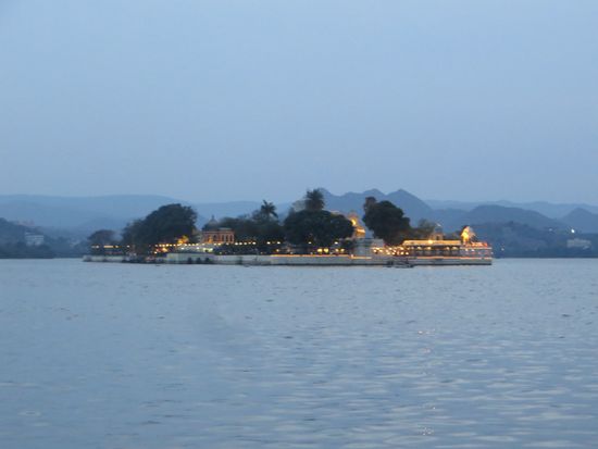 Mit dem letzten Blick auf die Insel ist dann unsere kleine Kreuzfahrt auf dem Pichola beendet und wir fahren zurück zum Resort