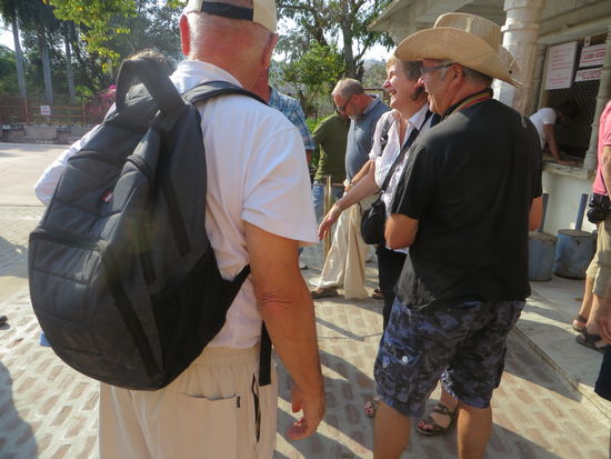 Aber kein Besucher, der nicht passend gekleidet war, durfte in den Tempel hinein, also zogen die Kurzbehosten die Leihhosen an.