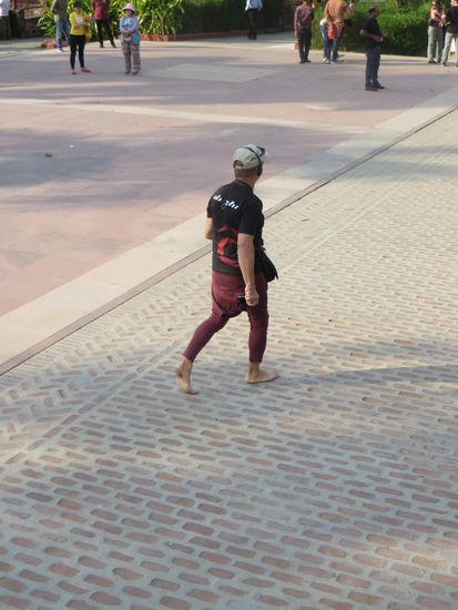 Heinz zog kurzer Hand seinen Pullover als lange Hose an und hatte damit dann auch seine nackten Knie bedeckt.