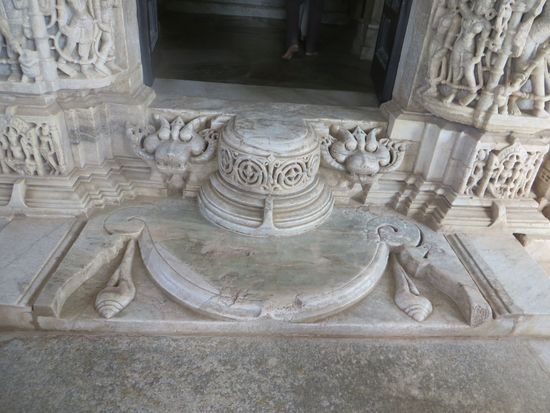 Über diese schön geschmückte Marmorstufe betraten wir den Tempel