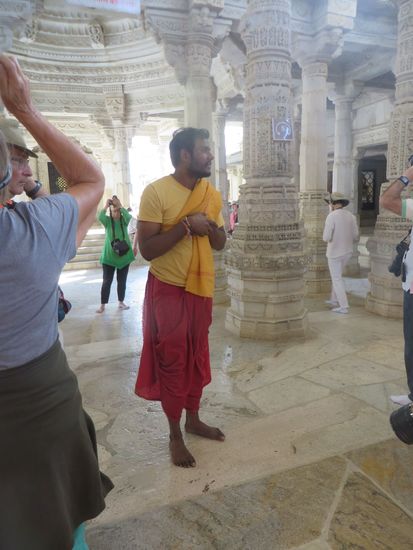 ein Mönch des Tempels, der uns in Deutsch etwas über das Bauwerk erzählte und der dann für alle betete.