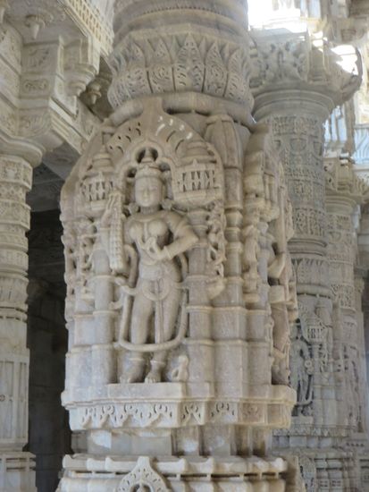 Es gibt in der gesamten Tempelanlage 1 444 Säulen, und jede ist anders gestaltet.