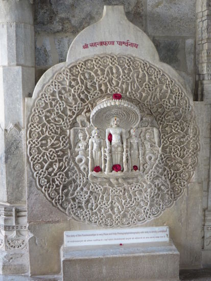 Parshvanata wird vom tausendköpfigen Schlangengott beschützt