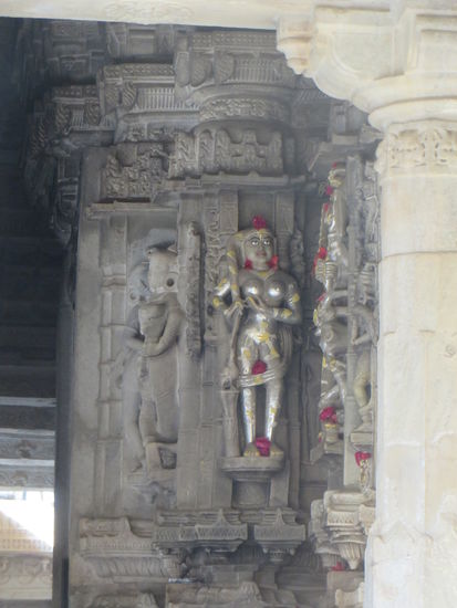 Einer der 24 Tirthankara, die in den Nischen des Tempels verteilt sind.