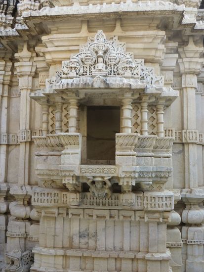 Der Tempel ist aus beigefarbenem Marmor erbaut und aufwändig mit kleinen Figuren geschmückt.