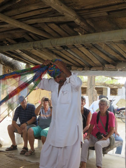 Dann fuhren wir zu den Bishnois, einem Stamm. Dort konnten wir an einer Opiumszene teilnehmen. Zuerst wickelt der Haushaltsvorstand einen Turban, den er dann Rudi aufsetzte.