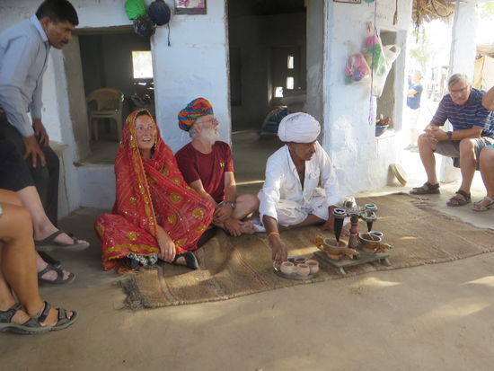 Ute und Rudi, traditionell gekleidet, konnten dann direkt an der Opiumzubereitung teilnehmen.