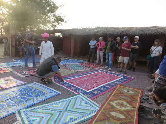 sie zeigten uns zahlreiche Teppiche, aber es hat niemand gekauft.