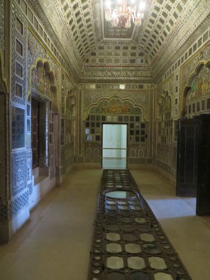 Wir sind durch das ganze Haus gelaufen, bis hinauf in die dritte Etage und haben die Räumlichkeiten bewundert