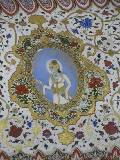 In Medaillons an den Wänden Porträts der Maharadschas, die hier einst lebten.
