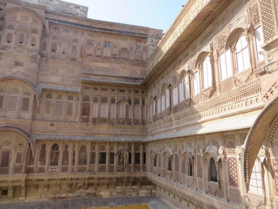 Seitenflügel aus rosa Sandstein