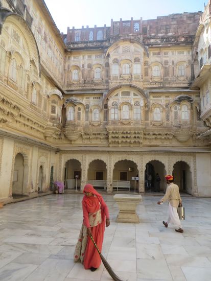 Der marmorne Innenhof wird fein säuberlich gefegt