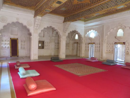 eine Audienzhalle im Perlen Palast hat den Namen von den polierten Wänden die im Licht Perlmutterfarben schimmern.