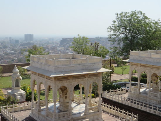 die Memorialbauten der Maharadschas der Familie Sing, hier werden auch heute noch die Zeremonien für Verstorbene abgehalten.