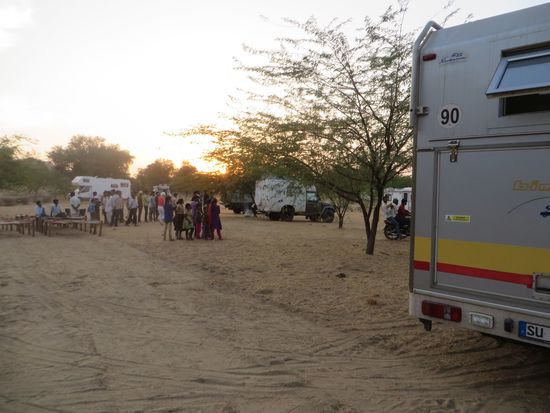 Auf dem großen Gelände der Farm der Eltern von Sumer fanden wir ausreichend Platz und schon bald umringte uns die Dorfjugend.