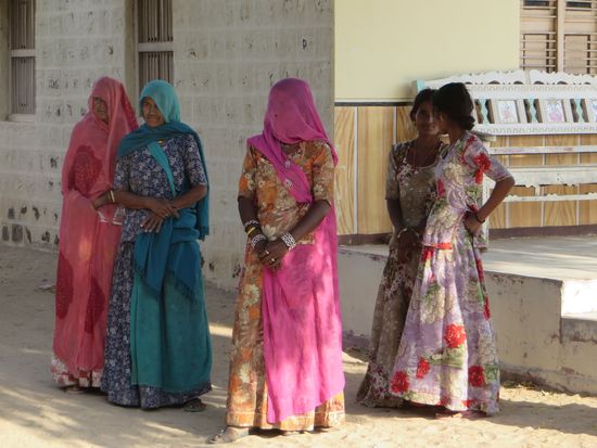 Die Frauen der Farm begrüßten uns, verheiratet Frauen verschleiern immer ihr Gesicht.