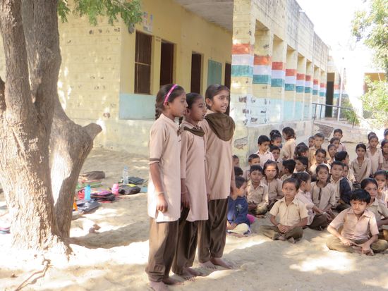 Sie sangen auch extra für uns ein Lied und die Kleinen hörten aufmerksam zu.