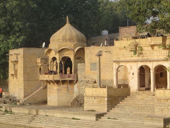 Stufen, die bis herunter zum See führen