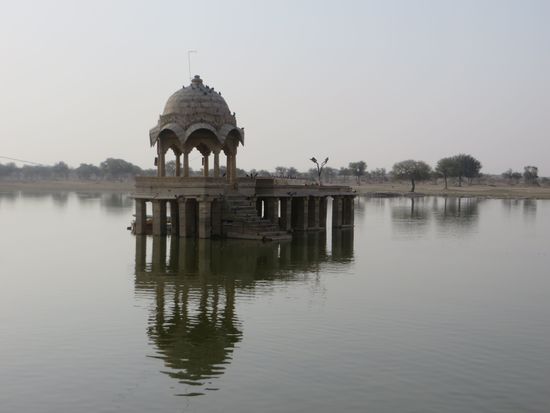ein kleiner Tempel, der mitten im See liegt