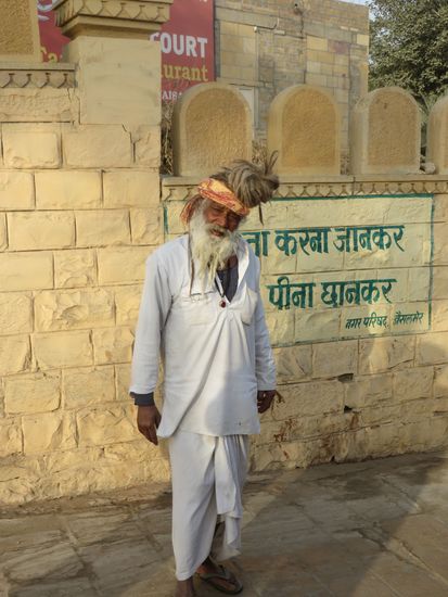 Der alte Mann bittet um eine milde Gabe