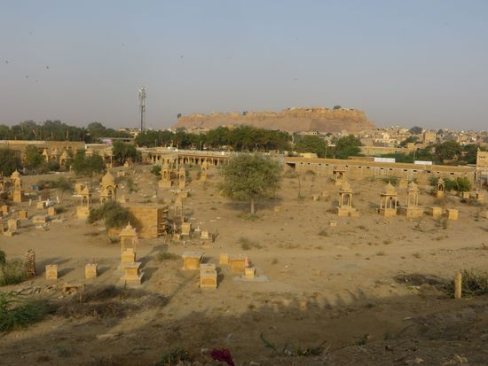 Blick auf das Fort von Jaisalmer über die verschiedenen Memoria-bauten.