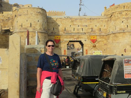 Es ging dann weiter zum Fort. Hier stiegen wir dann aus, um durch ein Tor in die Altstadt von Jaisalmer zu gehen. Wir gingen hinauf zum Fort, um es zu besichtigen.