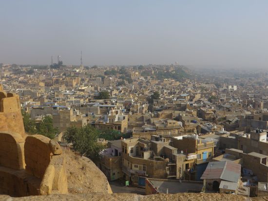 Wir sehen herab vom Fort auf die Stadt Jaisalmer
Blick auf Jaisalmer