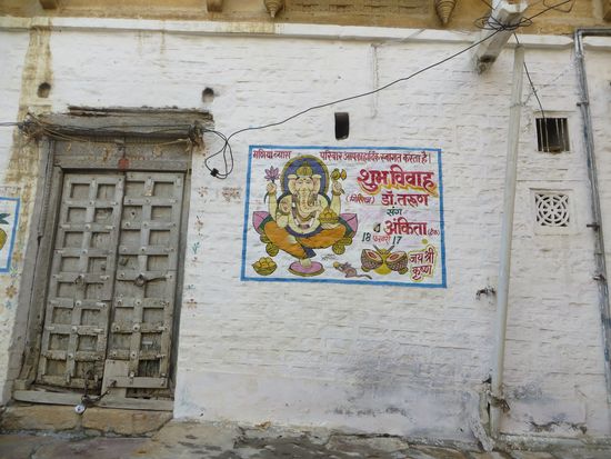 Oft sehen wir an den Hauswänden  solch eine Malerei, die besagt, daß hier geheiratet wurde, das Datum und die Namen der Eheleute sind angegeben. Hier wurde 2017 geheiratet.