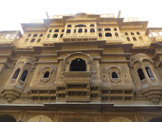 Die zwischen 1830 und 1930 entstandenen mehrgeschossigen Havelis lassen sich auf eine wirtschaftliche Blütezeit des Fernhandels zwischen Indien, dem Osmanischen Reich und den europäischen Staaten im 18. und frühen 19. Jahrhundert zurückführen.