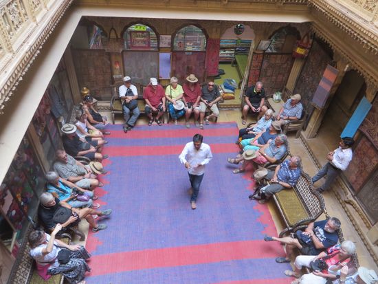 Im Haveli – eine Verkaufsveranstaltung, die müden Krieger haben Platz genommen.