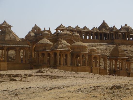 Jai Singh II. (1688-1743), beauftragte während seiner Regierungszeit im 16. Jahrhundert einen Staudamm, um einen Wassertank zu bauen. Dies machte die Wüste in diesem Gebiet grün und ein Garten entstand.