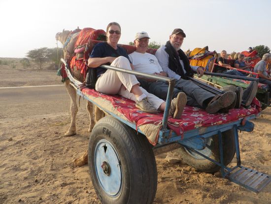 Wir stiegen mit Ehrhard auf und los ging die Fahrt durch den Sand.